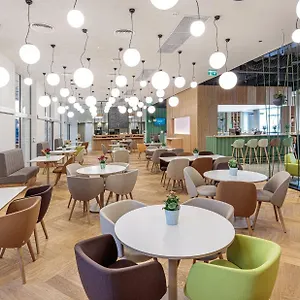 4* מלון By Ihg